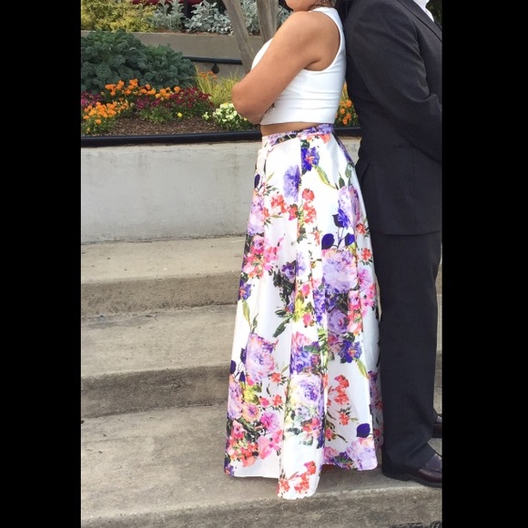 PROM DRESS 💜 - Picture 2 of 8